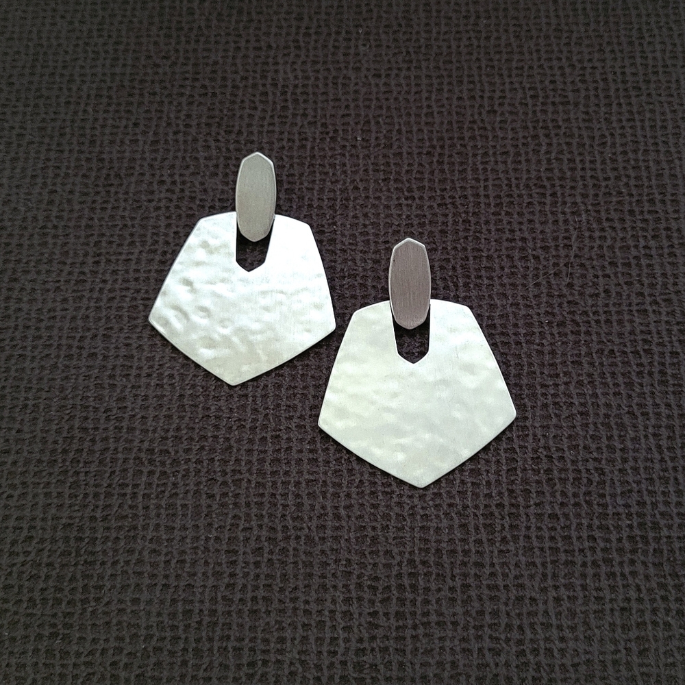 Kendra Scott "Finch" Drop Earrings in Rhodium🤍 - Picture 4 of 16